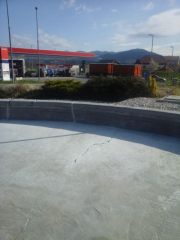 Zalite razpoke na bazenu vodometa v križišču